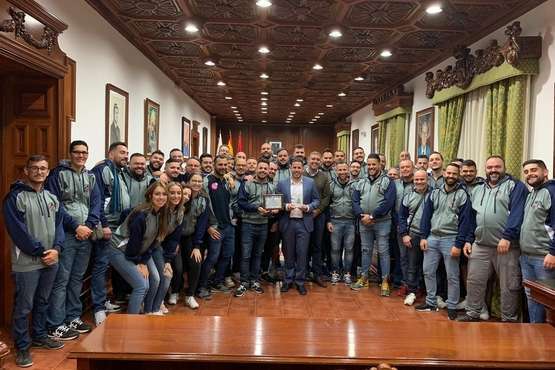 El Ayuntamiento recibe a Los Nietos de SaryMánchez, ganadores del primer premio de interpretación del Carnaval capitalino (Foto TA)